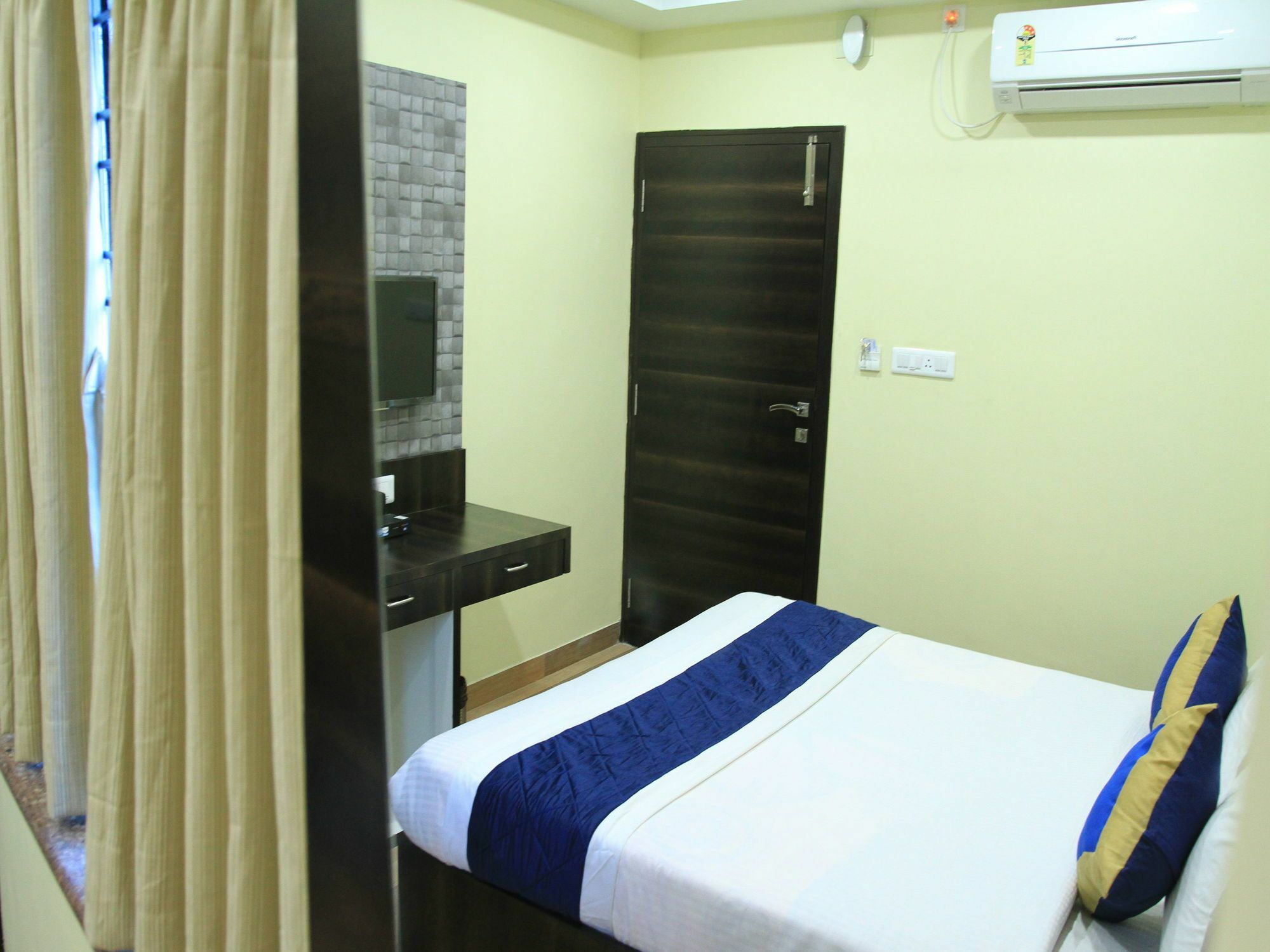 Oyo 7790 Hotel Royal Height Kolkata Ngoại thất bức ảnh